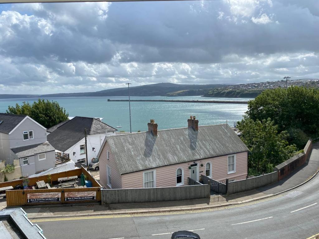 Rose And Crown Hotel & Hope And Anchor Bar Goodwick Exterior photo