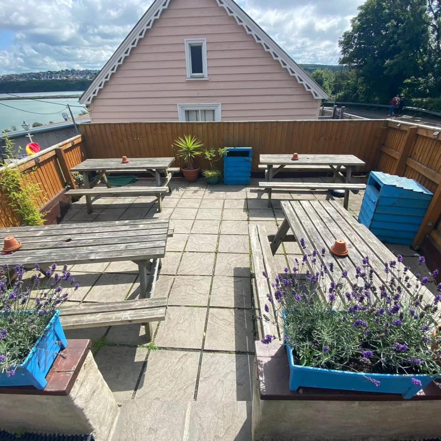 Rose And Crown Hotel & Hope And Anchor Bar Goodwick Exterior photo