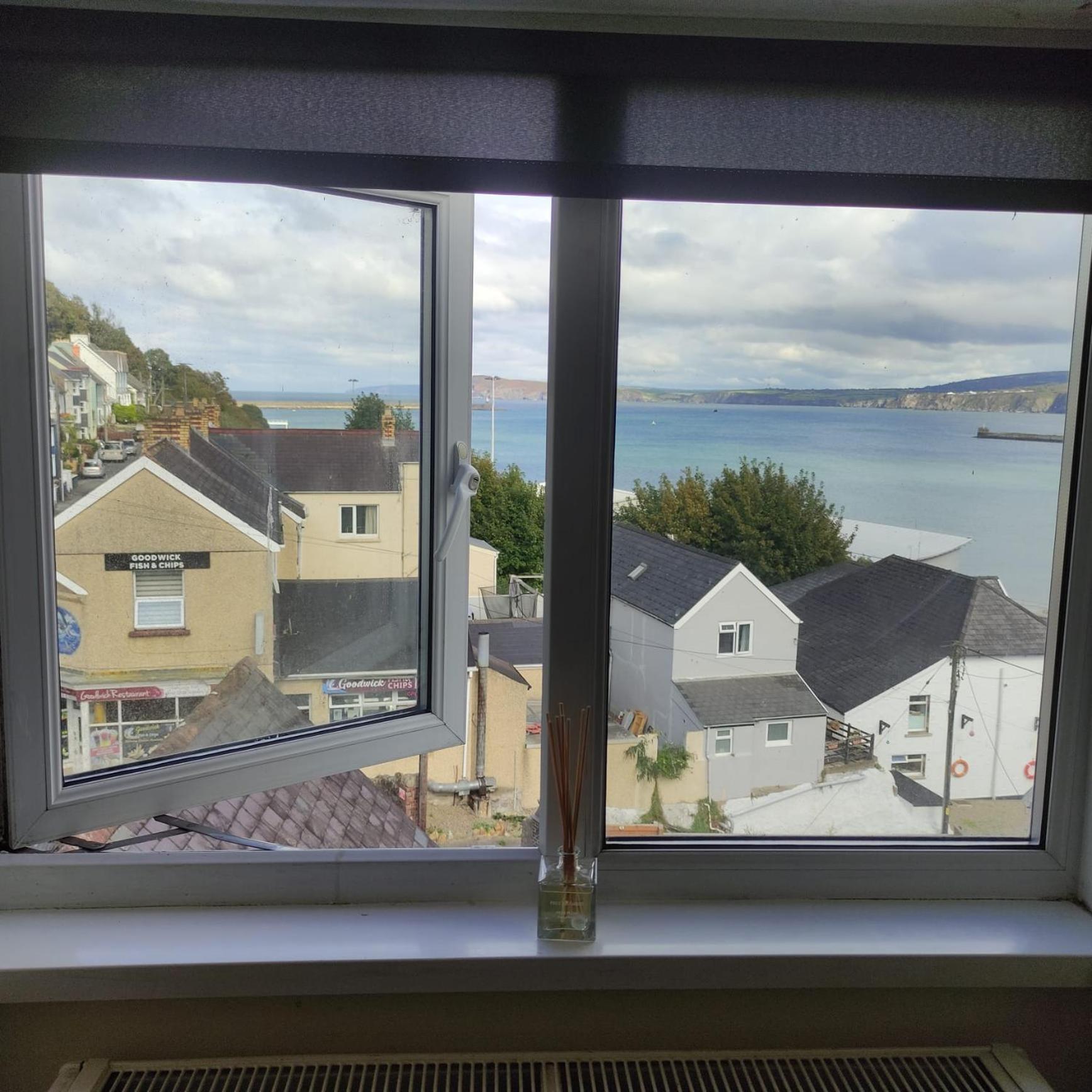 Rose And Crown Hotel & Hope And Anchor Bar Goodwick Exterior photo